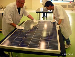 entreprise travaillant sur un panneau photovoltaïque