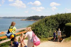 enfants et adultes en bord de mer