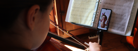 Cours de violoncelle à distance entre Marie Stanquic et son élève Marissa