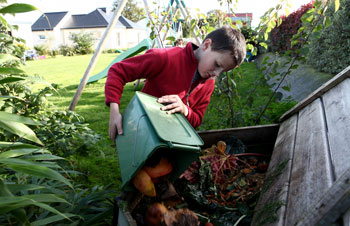 compostage, enfant qui fait du compost